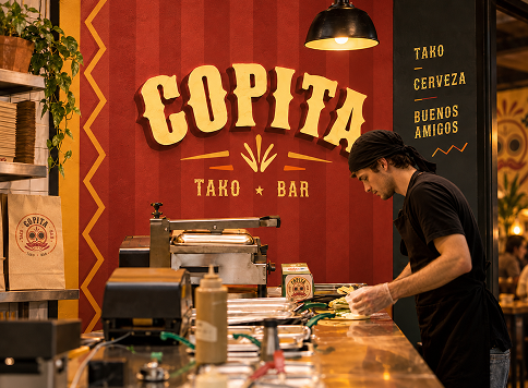 Приготовление тако в интерьере Copita